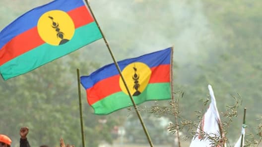 Le drapeau de Nouvelle-Calédobie lors d'une manifestation à Koné, en 2003