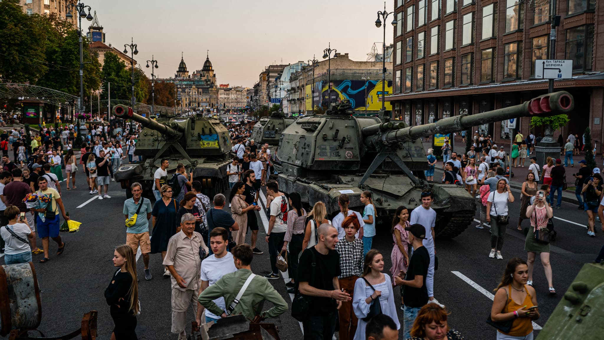 La population ukrainienne observe des chars russes calcinés rue de Khreshchatyk, à Kiev, en Ukraine, le 21 août 2022 La population ukrainienne observe des chars russes calcinés rue de Khreshchatyk, à Kiev, en Ukraine, le 21 août 2022