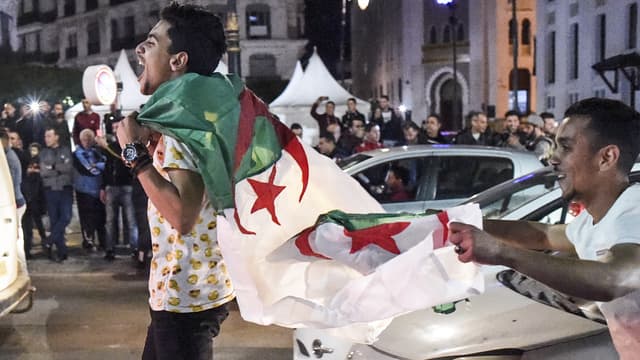 Des Algériens expriment leur joie dans les rues d'Alger, le 11 mars 2019, après le renoncement d'Abdelaziz Bouteflika à un cinquième mandat.