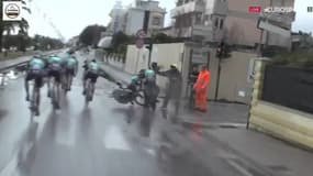 Choc impressionnant entre deux coureurs et un spectateur