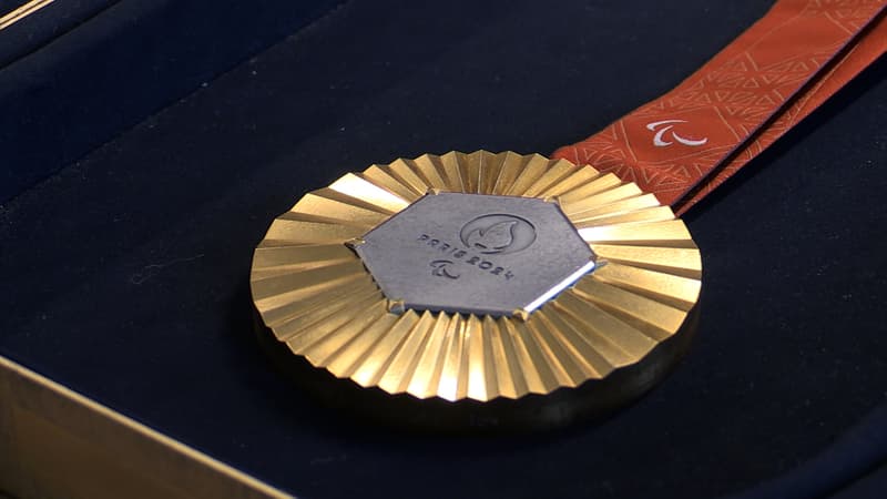 Un exemplaire des médailles olympiques qui seront distribuées lors des Jeux de Paris 2024