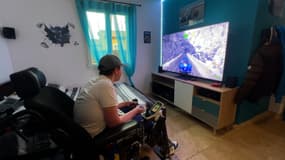 Guillaume, un jeune homme de 18 ans porteur de la myopathie de Duchenne et passionné de rallye, chez lui à Villeneuve (Alpes-de-Haute-Provence).