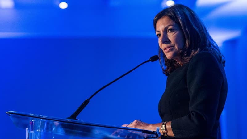 La maire socialiste de Paris, Anne Hidalgo, a appelé samedi François Fillon à renoncer à son rassemblement de dimanche au Trocadéro