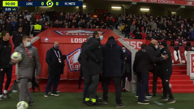 Frédéric Antonetti (de dos) à côté du quatrième arbitre.