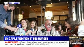 Pour fêter la réouverture des bars, ces clients ouvrent une bouteille de champagne