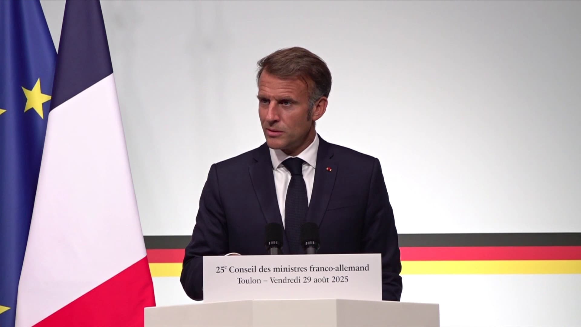 "UNE DÉRIVE AUTOCRATIQUE": EMMANUEL MACRON SE DÉFEND D'ÊTRE "GROSSIER OU VULGAIRE" APRÈS LES ACCUSATIONS DE LA RUSSIE