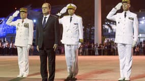 François Hollande lors de la cérémonie d'accueil à son arrivée à Nouméa, en Nouvelle-Calédonie. 