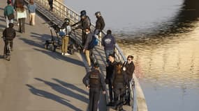 Des policiers contrôlant des passants au bord de Seine avant l'entrée en vigueur du couvre-feu en avril 2021 (Photo d'illustration).