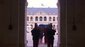 Le cercueil du général Jean-Louis Georgelin est déposé dans la cour des Invalides