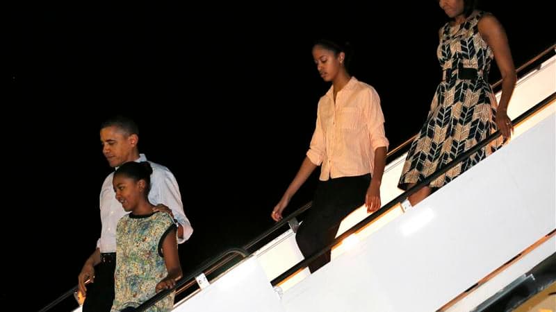Barack Obama et sa famille sont arrivés samedi à Hawaï pour des vacances de Noël qui pourraient être écourtées. Le Congrès reprend ses sessions jeudi prochain, et le président des Etats-Unis a promis de coopérer avec les parlementaires pour éviter le "mur