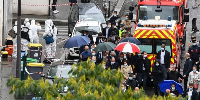 Le Premier ministre Jean Castex (C), entouré du ministre de l'Intérieur Gérald Darmanin et de la maire de Paris Anne Hidalgo, sur les lieux de l'attaque près des ex-locaux de Charlie Hebdo le 25 septembre 2020 à Paris