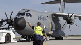 L'armée française espère la livraison de son premier avion de transport militaire A400M avant le 14 juillet, a fait savoir jeudi le ministère de la Défense. Développé avec la Belgique, la Grande-Bretagne, l'Allemagne, le Luxembourg, l'Espagne et la Turqui