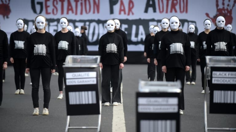 Action anti-GPA de la Manif pour tous au pied de la Tour Eiffel à Paris, le 5 mars 2022