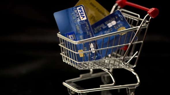 Des cartes de crédit dans un caddie (illustration crédit consommation). 