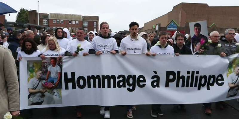 La marche blanche au départ du lycée Noordover, le 19 avril 2024, pour rendre hommage Philippe, tué lors d'une agression à Grande-Synthe.