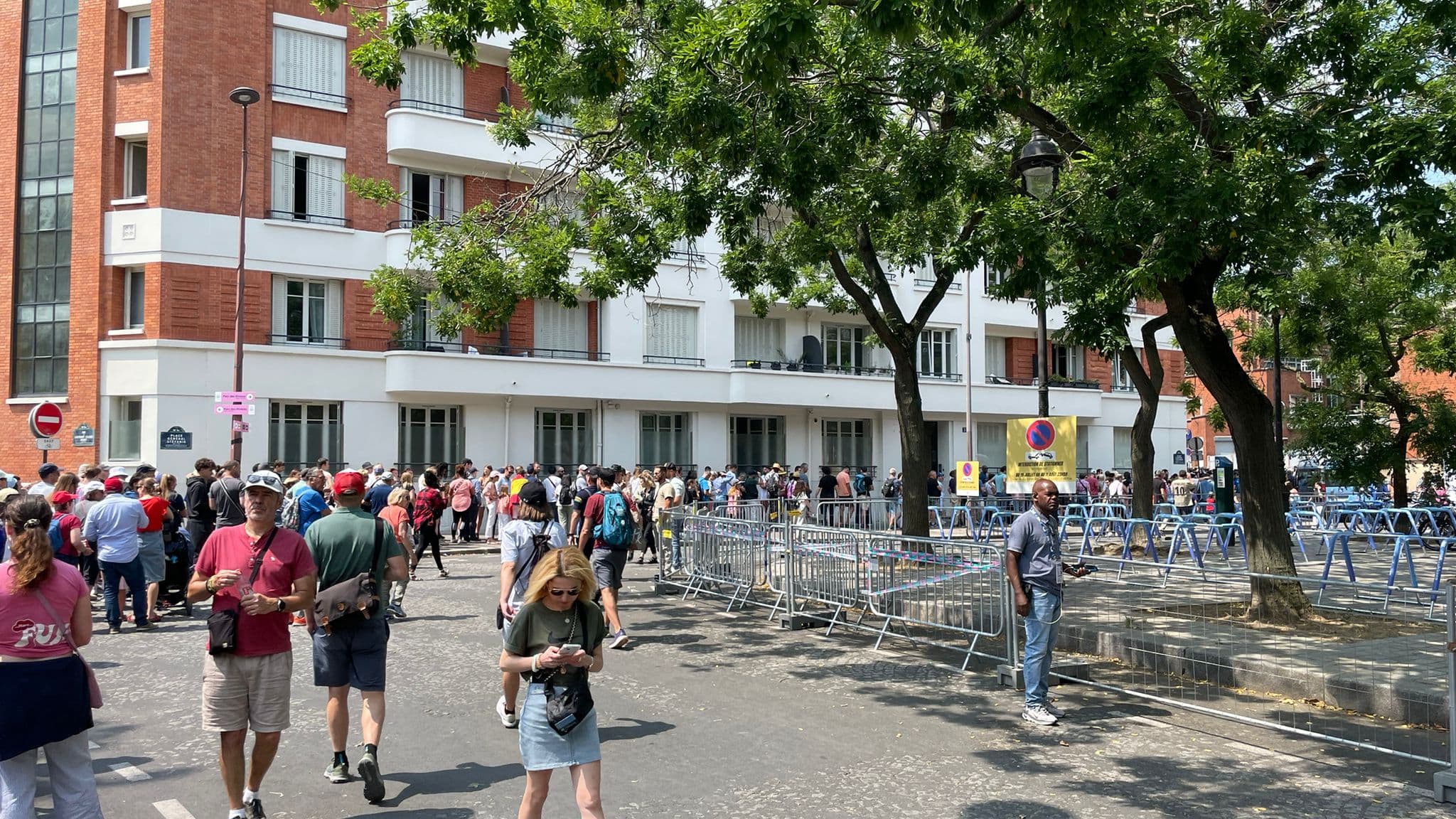 La grosse file d'attente devant le Parc des Princes pour assister au match de football Ouzbékistan-Espagne, 24 juillet 2024