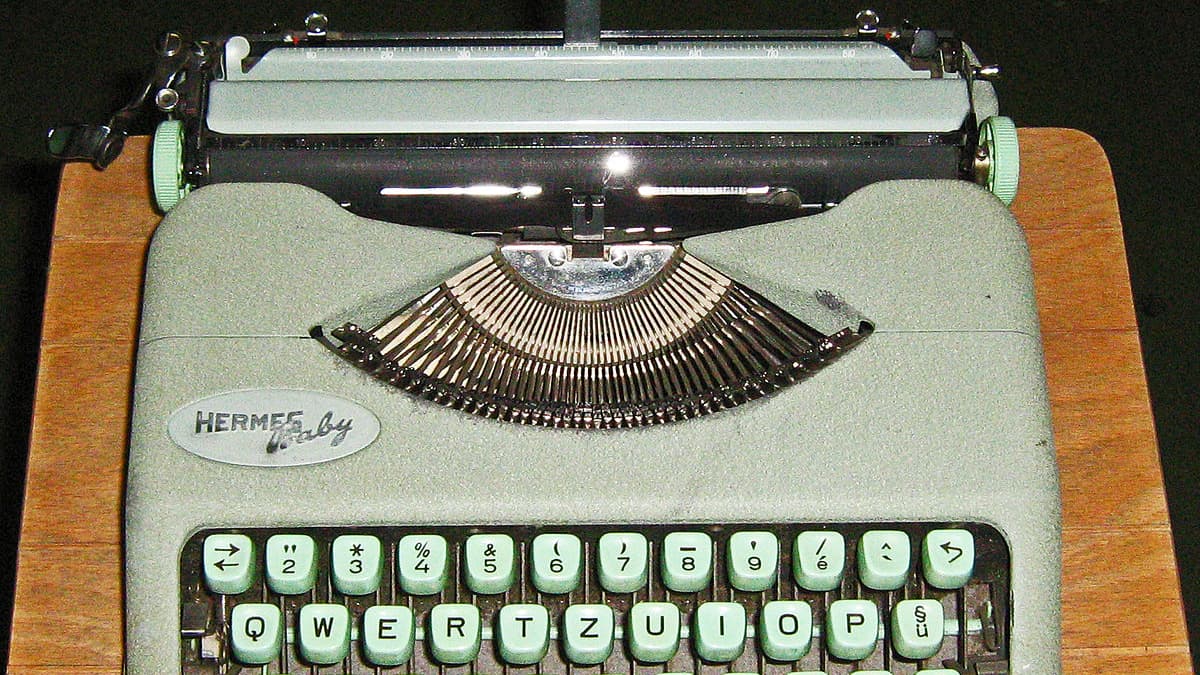La machine Hermès Baby, commercialisée en 1935 par le suisse Paillard, a su se glisser sous les doigts d'Ernest Hemingway. La machine Hermès Baby, commercialisée en 1935 par le suisse Paillard, a su se glisser sous les doigts d'Ernest Hemingway.