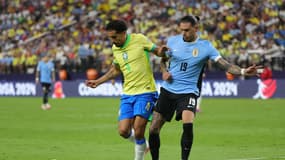 Marquinhos en duel avec Darwin Nunez lors du quart de finale de Copa America Brésil-Uruguay