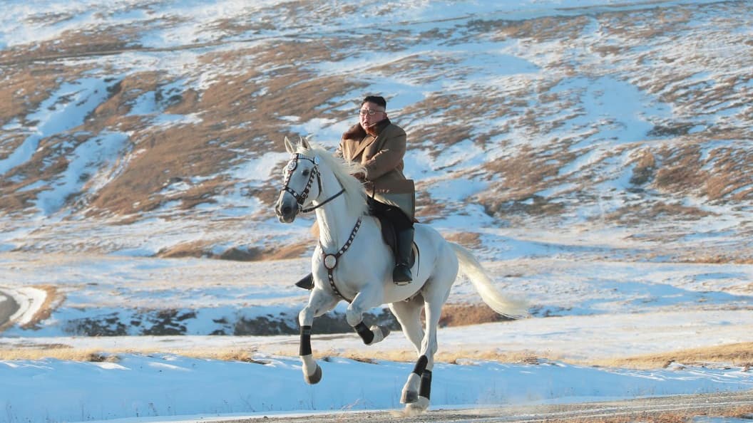 Photo non datée du leader nord-coréen Kim Jong Un sur un cheval blanc, au sommet du Mont Paektu Photo non datée du leader nord-coréen Kim Jong Un sur un cheval blanc, au sommet du Mont Paektu