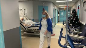 En raison du manque de lit, certains patients se retrouvent dans les couloirs pendant plusieurs jours. 