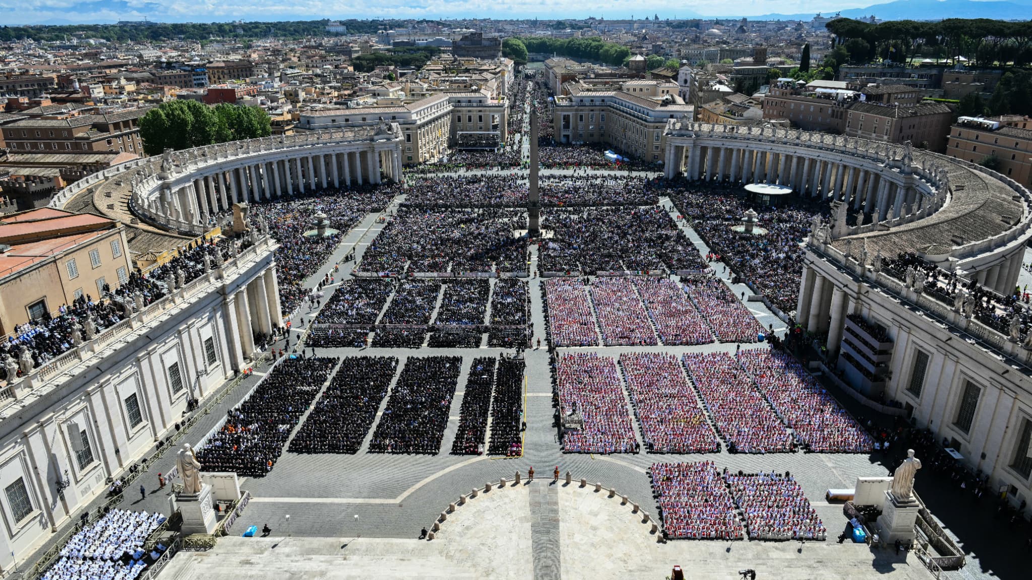 La place Saint-Pierre pleine à craquer pour les obsèques du pape, le 26 avril 2026