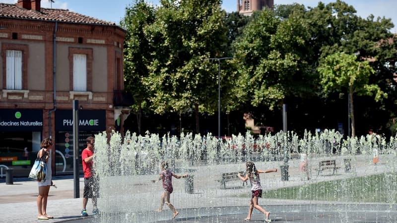 Des enfants jouant dans l'eau à Albi. (Photo d'illustration)