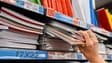 Une cliente prend plusieurs cahiers dans un rayon dédié aux fournitures scolaires dans un supermarché de Bretagne, le 17 août 2024 (photo d'illustration). 