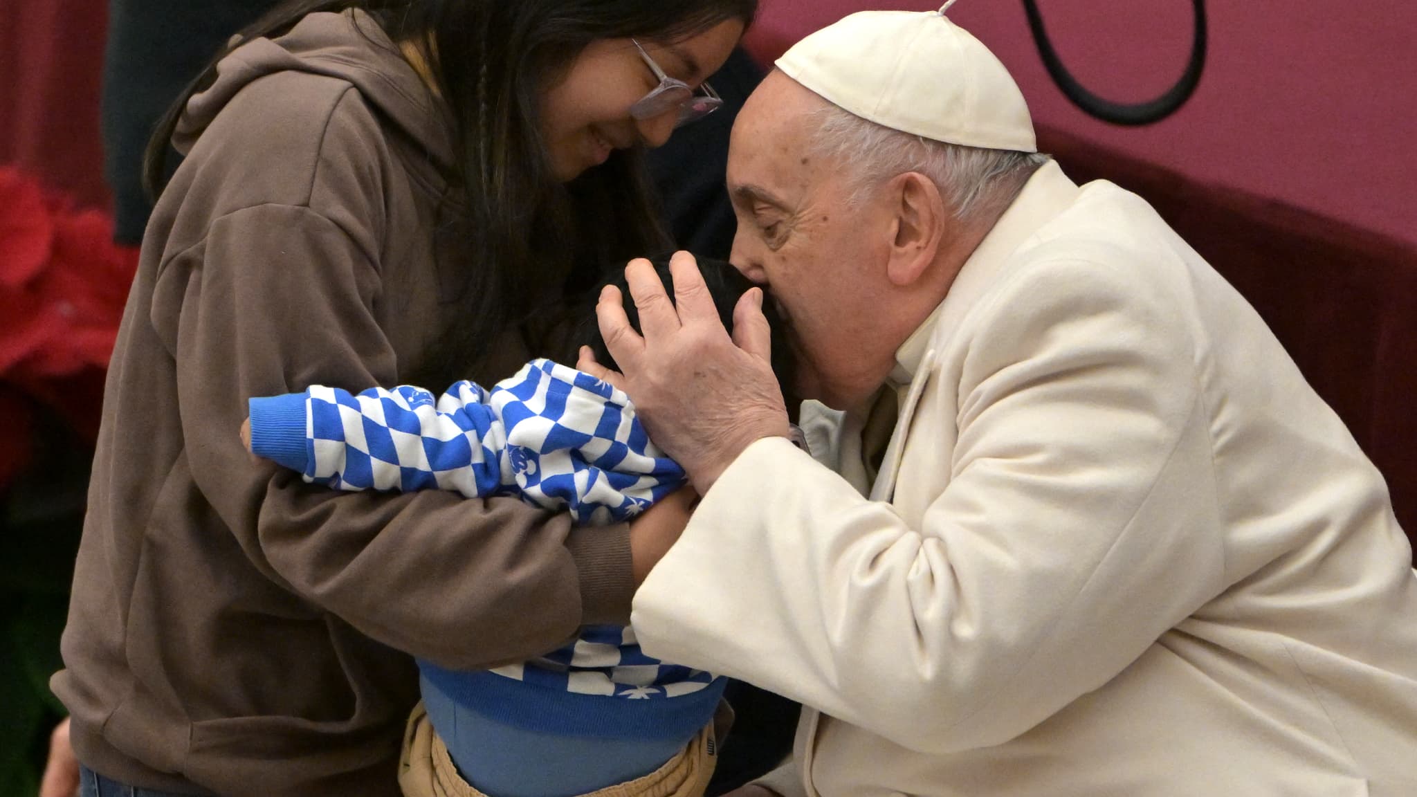 Le pape François embrasse un enfant du dispensaire médical Sainte-Marie au Vatican, le 17 décembre 2023 Le pape François embrasse un enfant du dispensaire médical Sainte-Marie au Vatican, le 17 décembre 2023