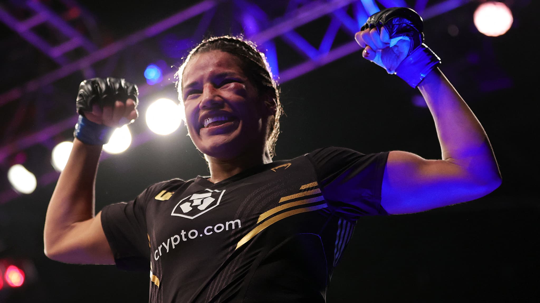 Julianna Pena avec le sponsor crypto.com sur son t-shirt après sa victoire sur Amanda Nunes à l'UFC 269 en décembre 2021