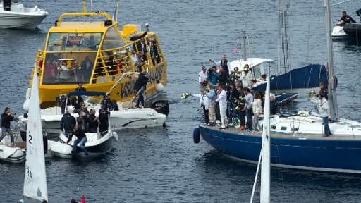 Hommage à la navigatrice Florence Arthaud au large de Cannes, le 26 avril 2015
