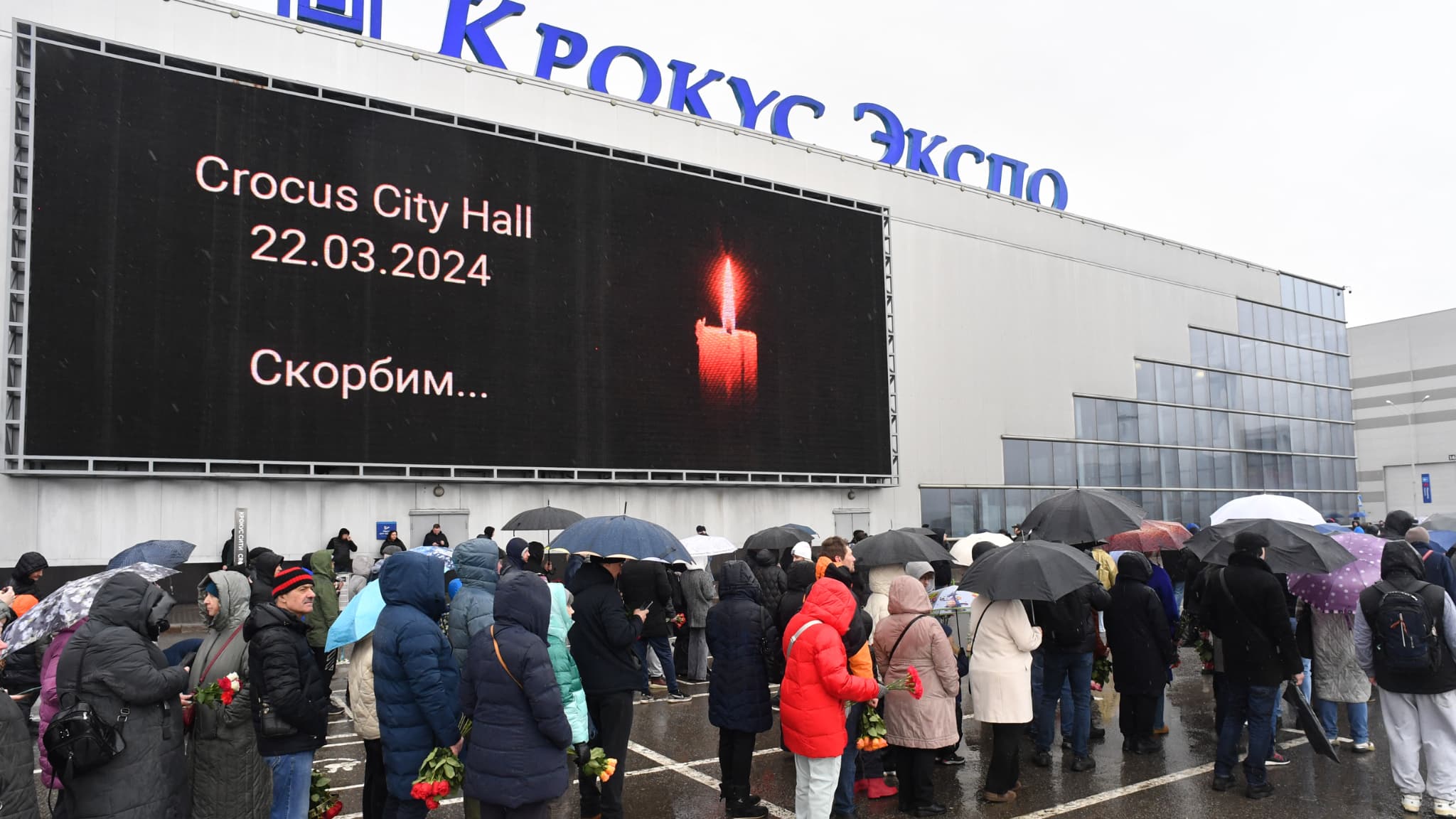 Des Russes se pressent au Crocus City Hall deux jours après l'attaque meurtrière près de Moscou pour rendre hommage aux victimes, en Russie, le 24 mars 2024
