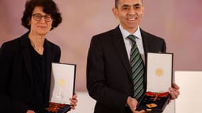 Ozlem Tureci (à gauche) et son mari Ugur Sahin, tous deux scientifiques et fondateurs de BioNTech, posent après avoir reçu la Croix fédérale du mérite des mains du président allemand le 19 mars 2021, à Berlin.