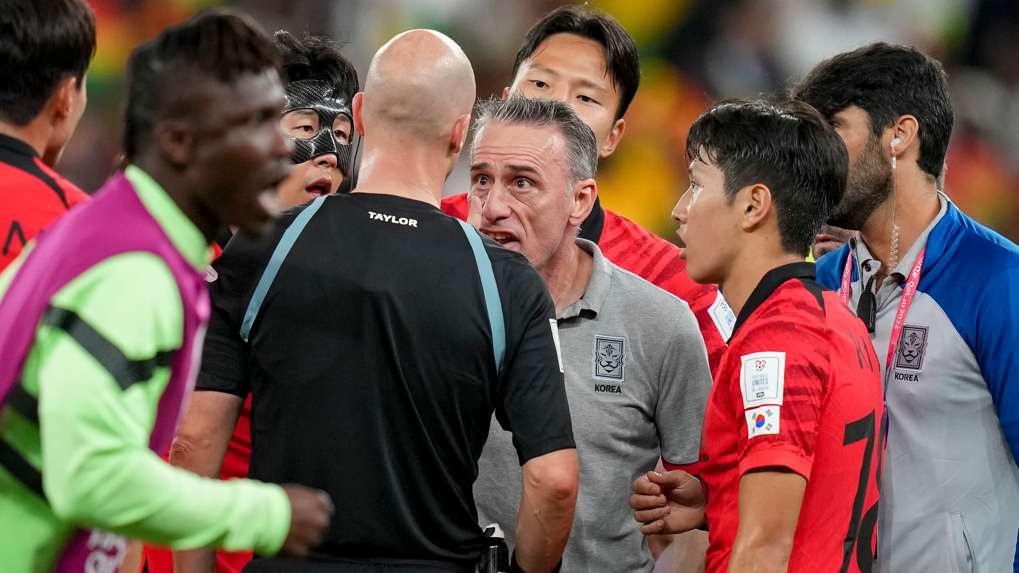 Huge anger of Paulo Bento who was disqualified at the end of the match for protesting