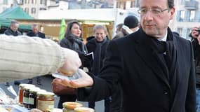François Hollande sur le marché de Tulle. C'est de son fief de Corrèze que François Hollande a lancé le sprint vers le premier tour de l'élection présidentielle, opposant une sérénité teintée de vigilance à "l'entreprise de démolition" lancée contre lui p