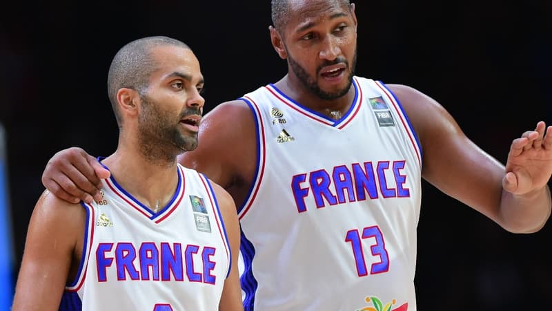 Boris Diaw (à droite) en pleine discussion avec Tony Parker