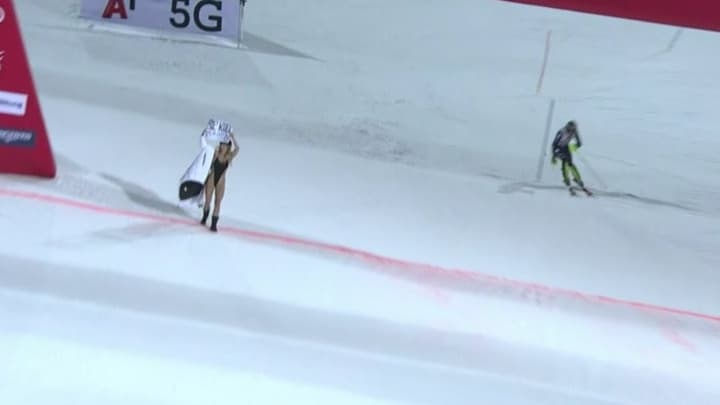 Une jeune femme passe la ligne d'arrivée sur le slalom de Schladming