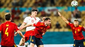 Robert Lewandowski prenant le meilleur sur Aymeric Laporte, à Séville le 19 juin 2021