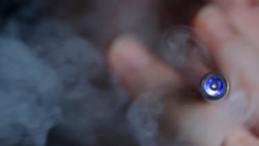Le gouvernement veut légiférer pour interdire la cigarette électronique en entreprise.