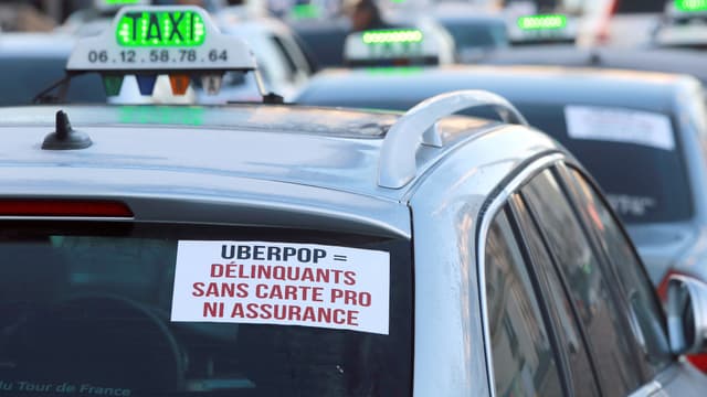 Les taxis ont manifesté leur colère à Marseille lundi contre l'arrivée d'UberPop.