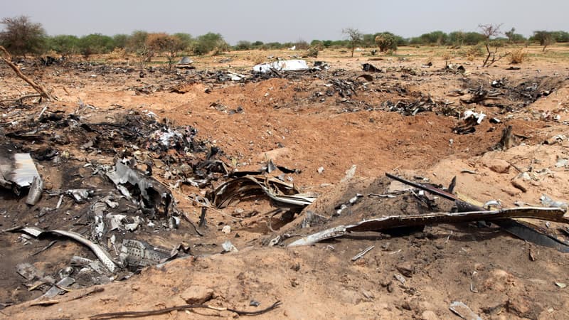 Morceaux d'épave du vol AH5017 d'Air Algérie qui s'est écrasé dans la région de Gossi, au nord du Mali, le 24 juillet 2014.