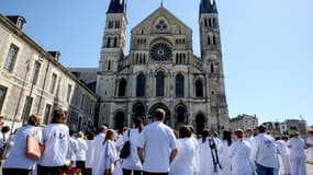 Des soignants en blouse blanche venus assister aux obsèques de l'infirmière de CHU de Reims poignardée à mort fin mai, le 1er juin 2023