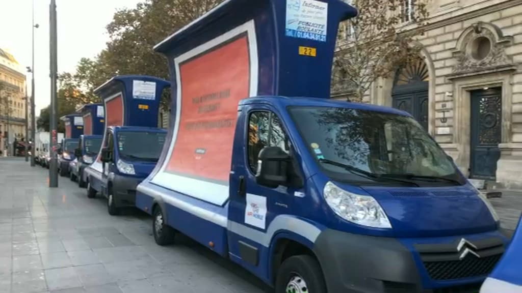 Neuf camions portant des messages contre Airbnb circulent dans Paris ce mercredi.