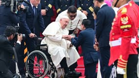 Le pape François est accueilli à son arrivée à l'aéroport international Soekarno-Hatta de Jakarta, le 3 septembre 2024.