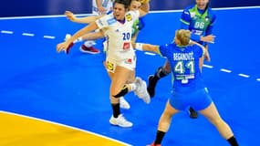 L'arrière droite des Bleues Laura Flippes au cours du match de l'équipe de France contre la Slovénie, au premier tour du Mondial-2021, le 5 décembre 2021 à Granollers