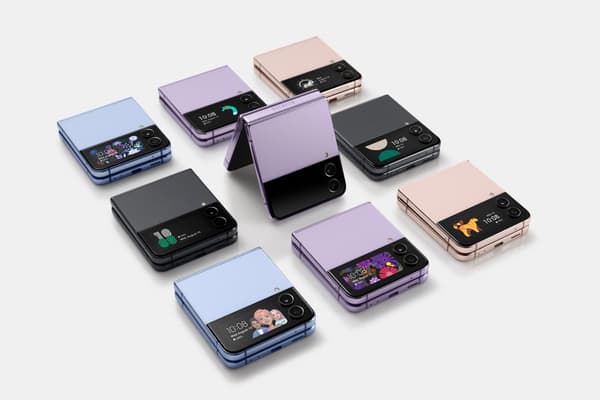 Le Galaxy Z Flip 4 est disponible en plusieurs coloris.