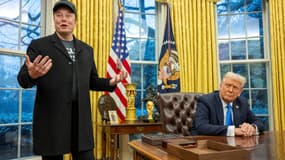 Elon Musk s'exprime sous le regard du président américain Donald Trump dans le bureau ovale de la Maison Blanche à Washington, DC, le 11 février 2025
