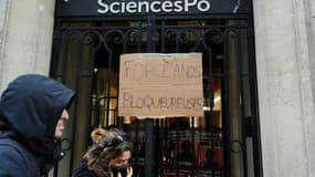 Des étudiants occupent Sciences Po pour demander la démission de son directeur Mathias Vicherat, entendu par la police dans une affaire de violences conjugales, le 7 décembre 2023 à Paris