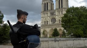 Un gendarme devant Notre-Dame de Paris le 6 juin 2017