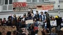 Des jeunes rassemblés devant le lycée Lamartine à Paris le 19 avril 2022 pour faire entendre leur voix dans l'entre-deux-tours de l'élection présidentielle.