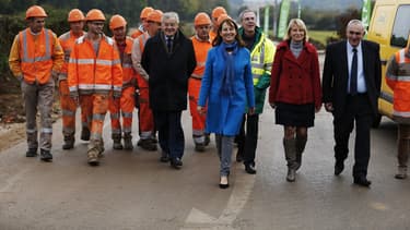 La ministre de l'Environnement a lancé dans l'Orne les travaux du revêtement routier photovoltaïque de Colas, dite "route solaire", fabriquée par la Scop SNA.